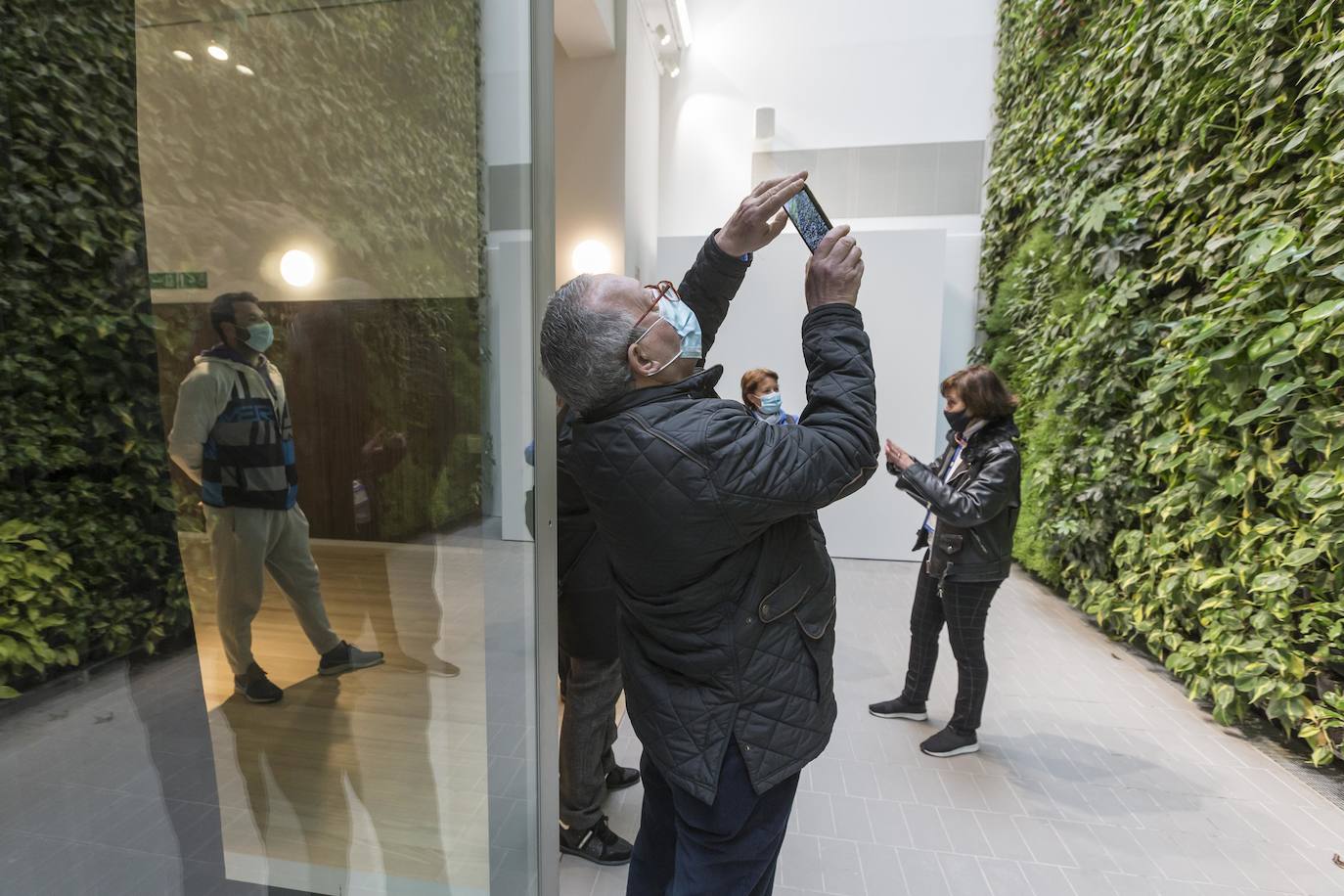 Un visitante fotografía el jardín vertical en Santander