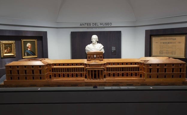 La maqueta original de Juan de Villanueva ante su busto. 