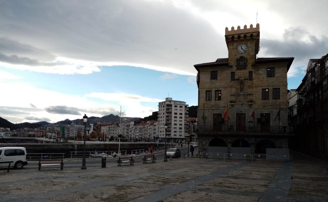 Imagen de la plaza del Ayuntamiento de Castro Urdiales.
