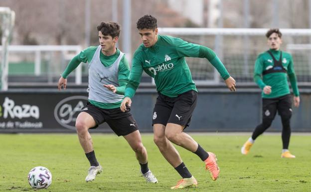 Capanni –derecha– pelea con Riki por un balón.