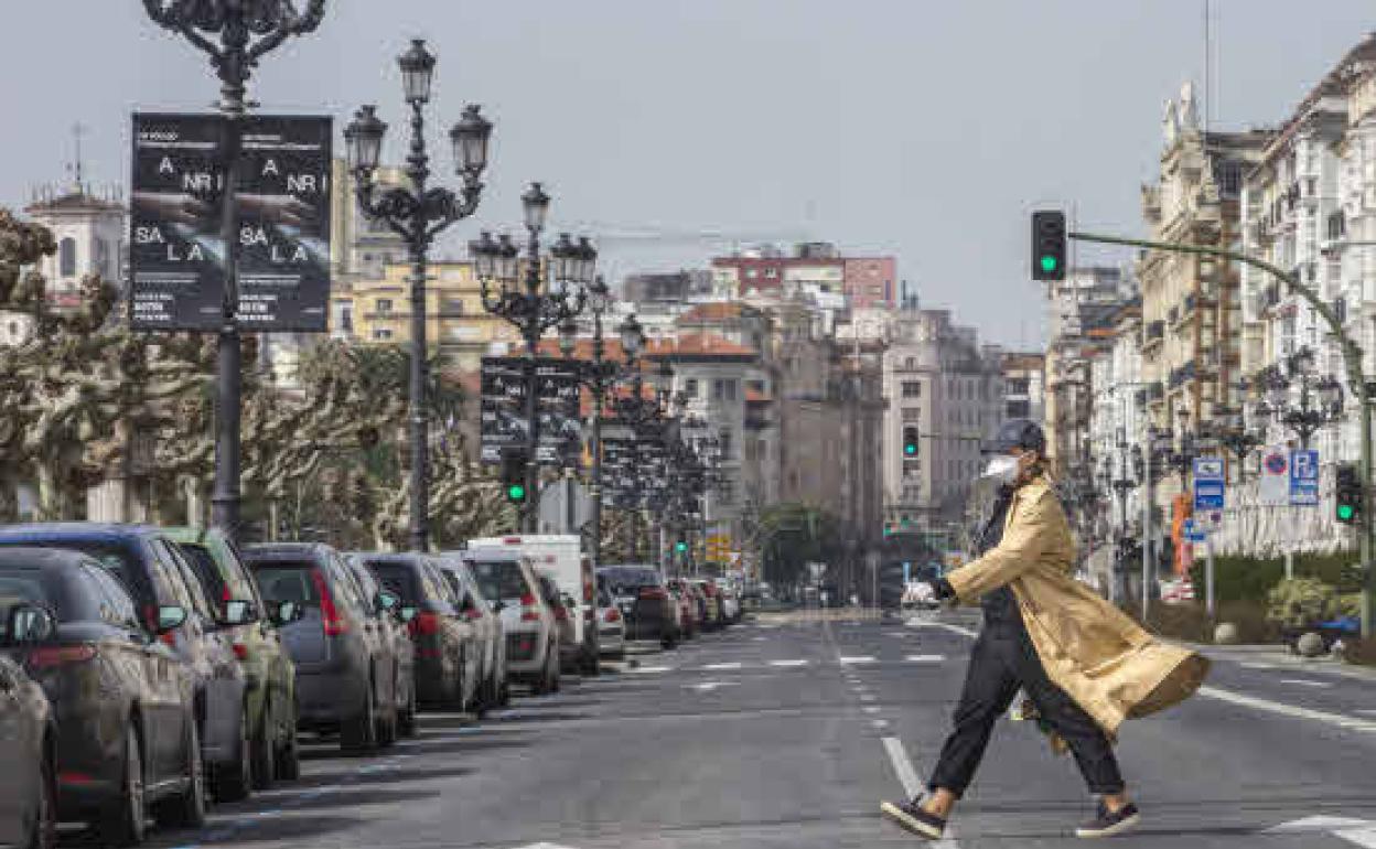 Una viandante camina junto al Paseo Pereda de Santander