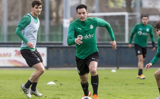 Isma López corre en un entrenamiento junto a Riki.