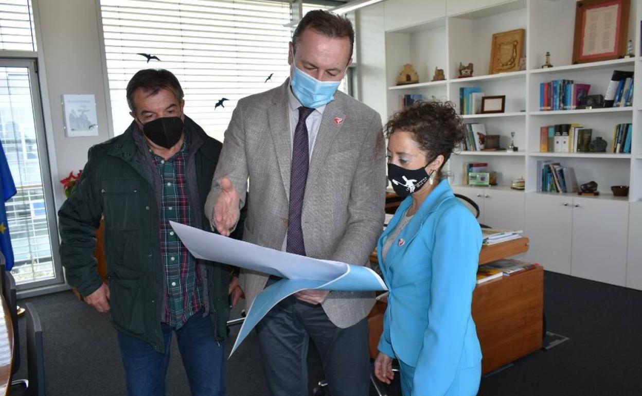 Encuentro entre concejales y consejero