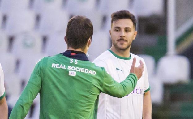 Álvaro Traver saluda a un rival tras el partido frente al Sanse.