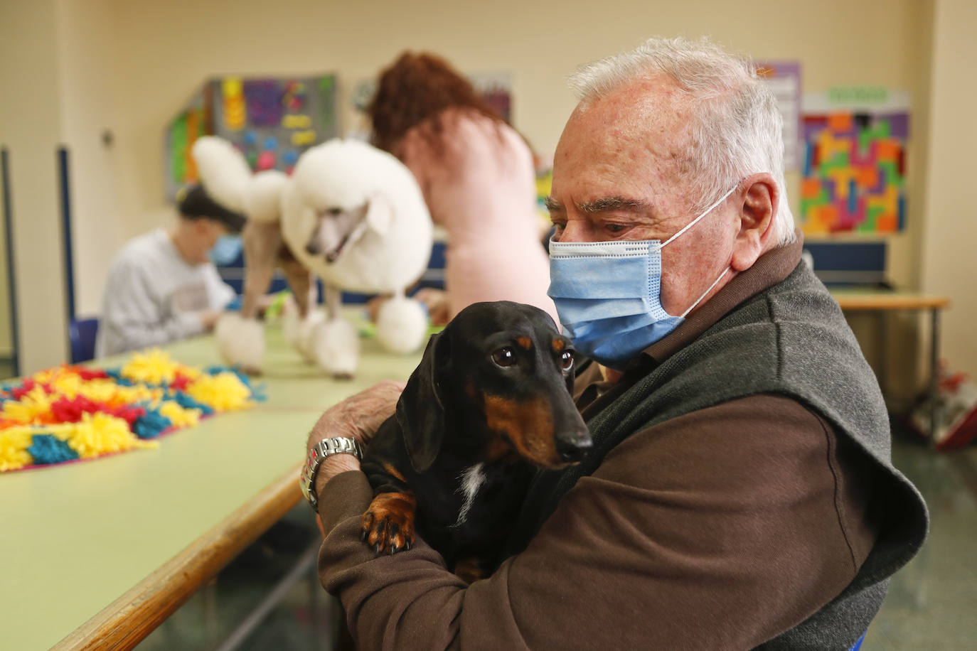 La residencia retoma la terapia con los animales del Centro Canino Besaya tras paralizar durante un año todas las actividades 