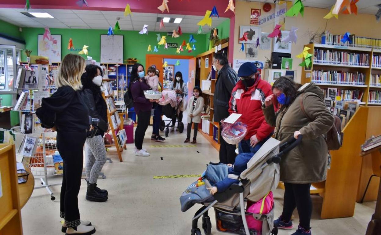 Entrega de los regalos a algunas de las famiilias con recién nacidos.