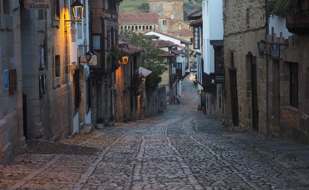 Una de las calles más típicas de Santillana del Mar.