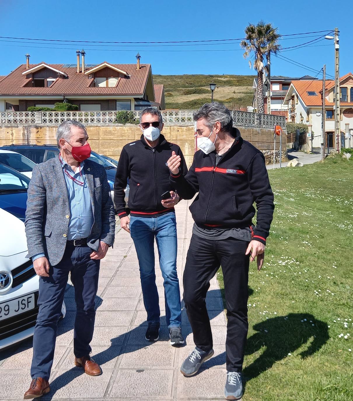 De izquierda a derecha, Alberto García Onandía, Kiko García y Fernando Escartín, junto a la playa de San Juan de la Canal. 