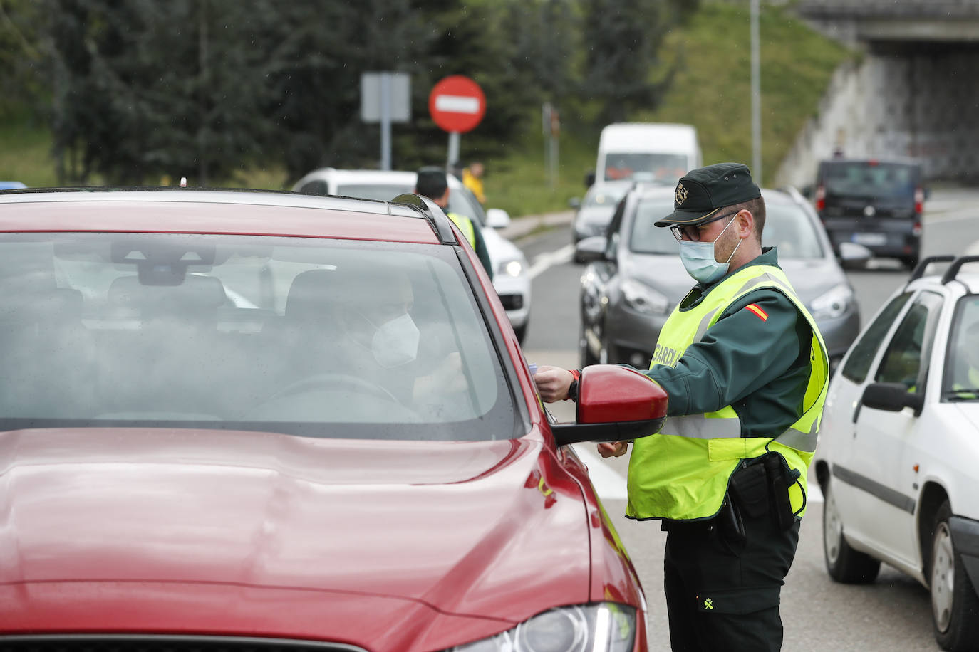 Controles de la Guardia Civil y la Policía Nacional para hacer cumplir el cierre perimetral de Cantabria.