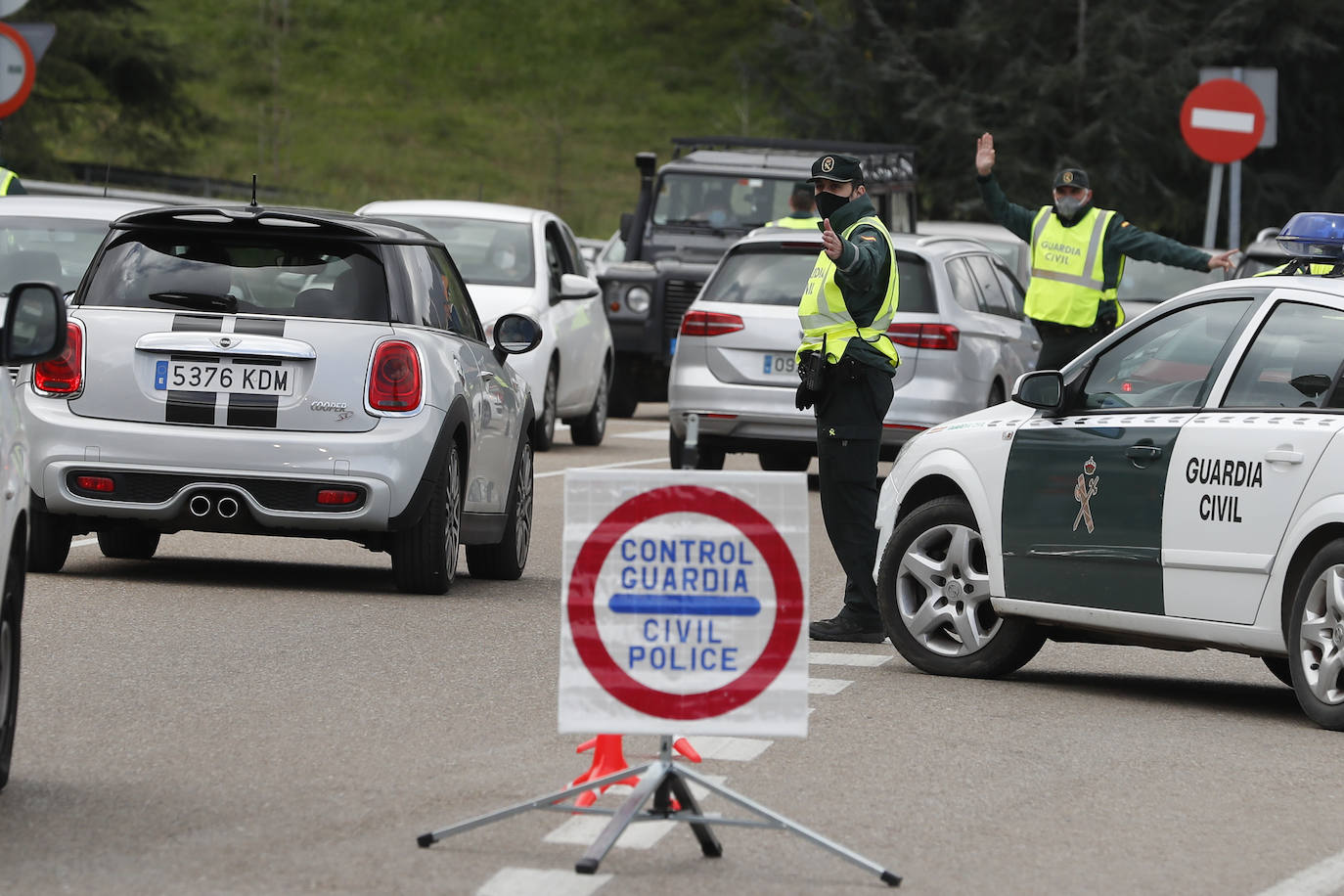 Controles de la Guardia Civil y la Policía Nacional para hacer cumplir el cierre perimetral de Cantabria.