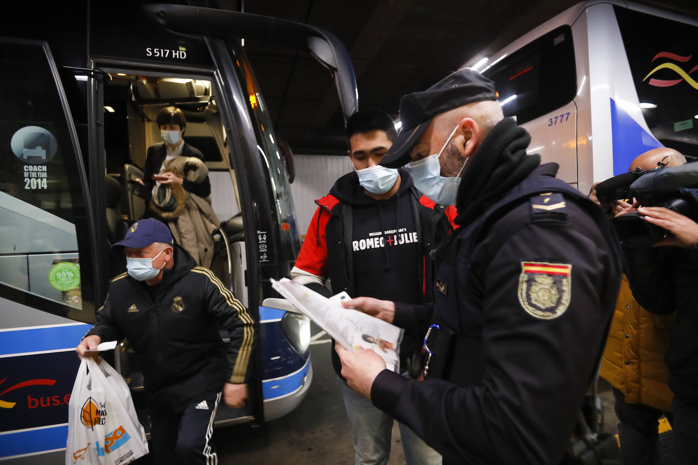 Controles de la Guardia Civil y la Policía Nacional para hacer cumplir el cierre perimetral de Cantabria.