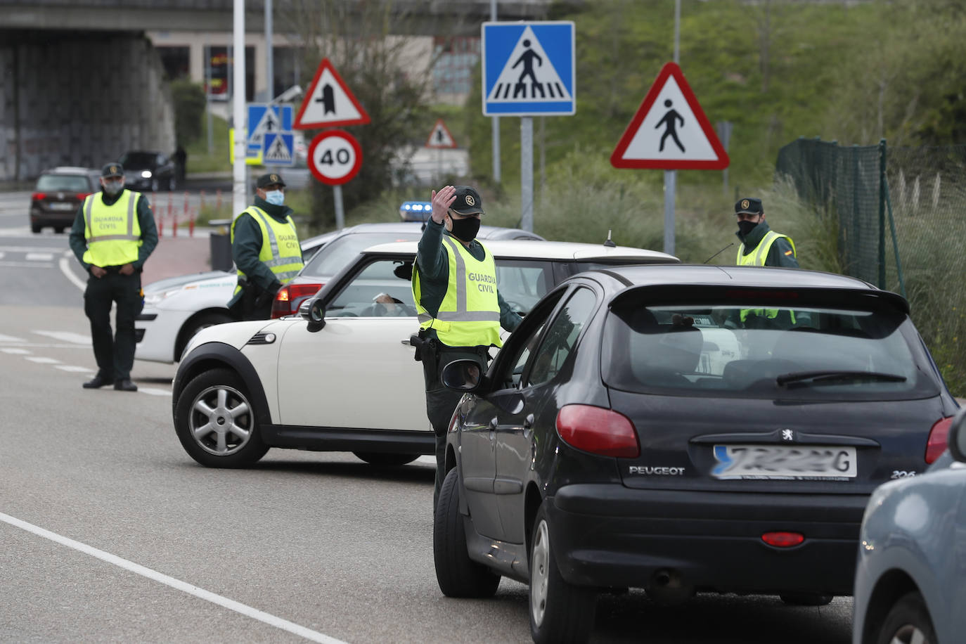 Controles de la Guardia Civil y la Policía Nacional para hacer cumplir el cierre perimetral de Cantabria.