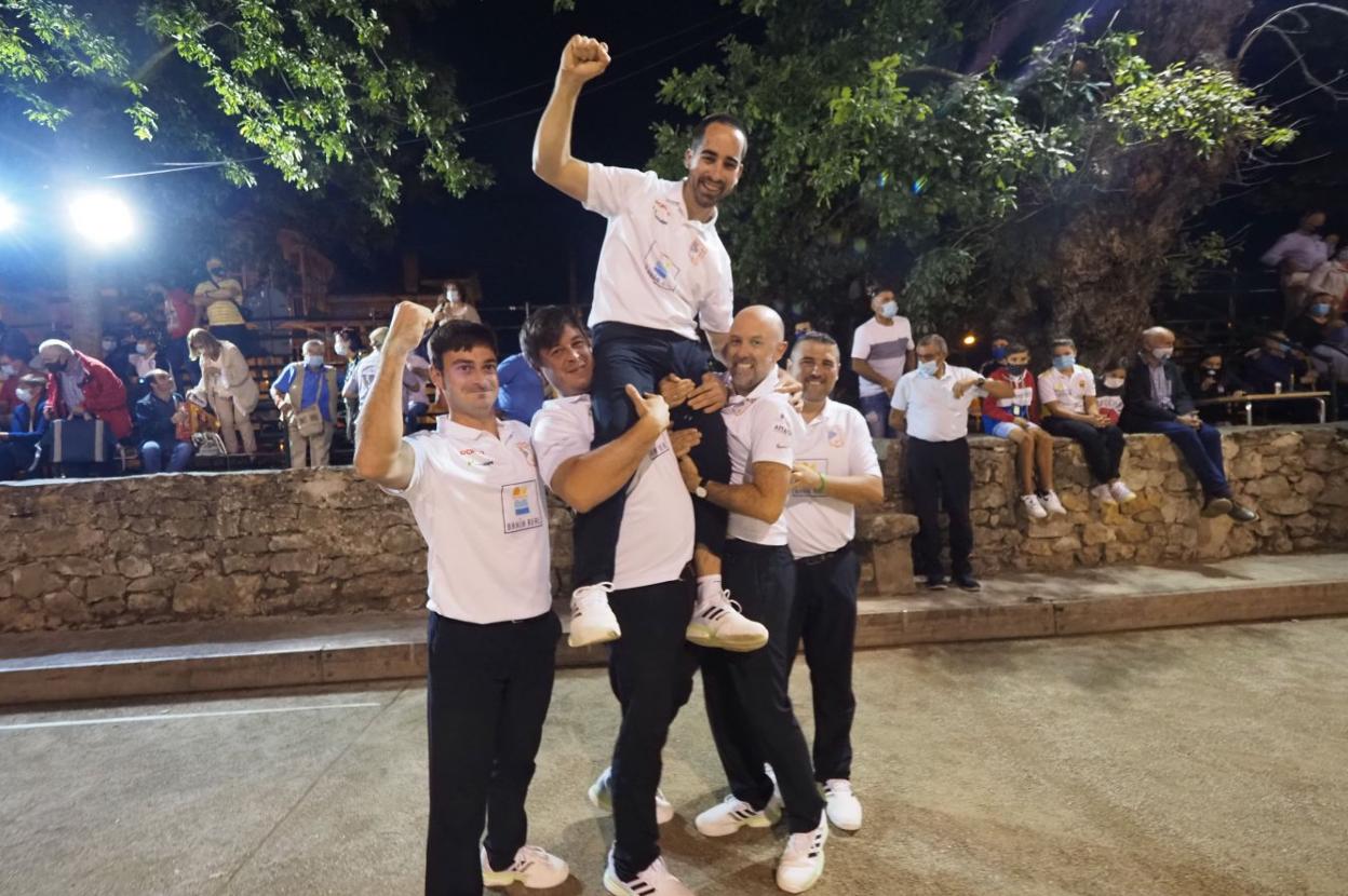 Los jugadores de Camargo celebran el título copero logrado el pasado año en Puente San Miguel.