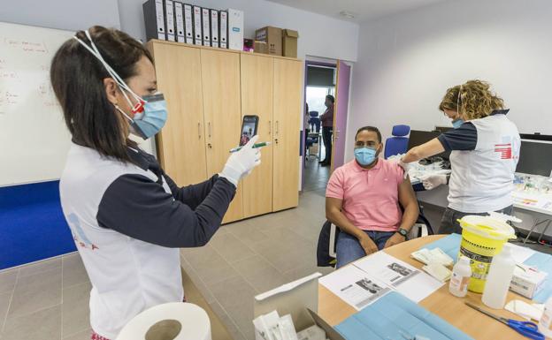 «No podemos parar la campaña de vacunación de forma abrupta, porque el covid es peor»