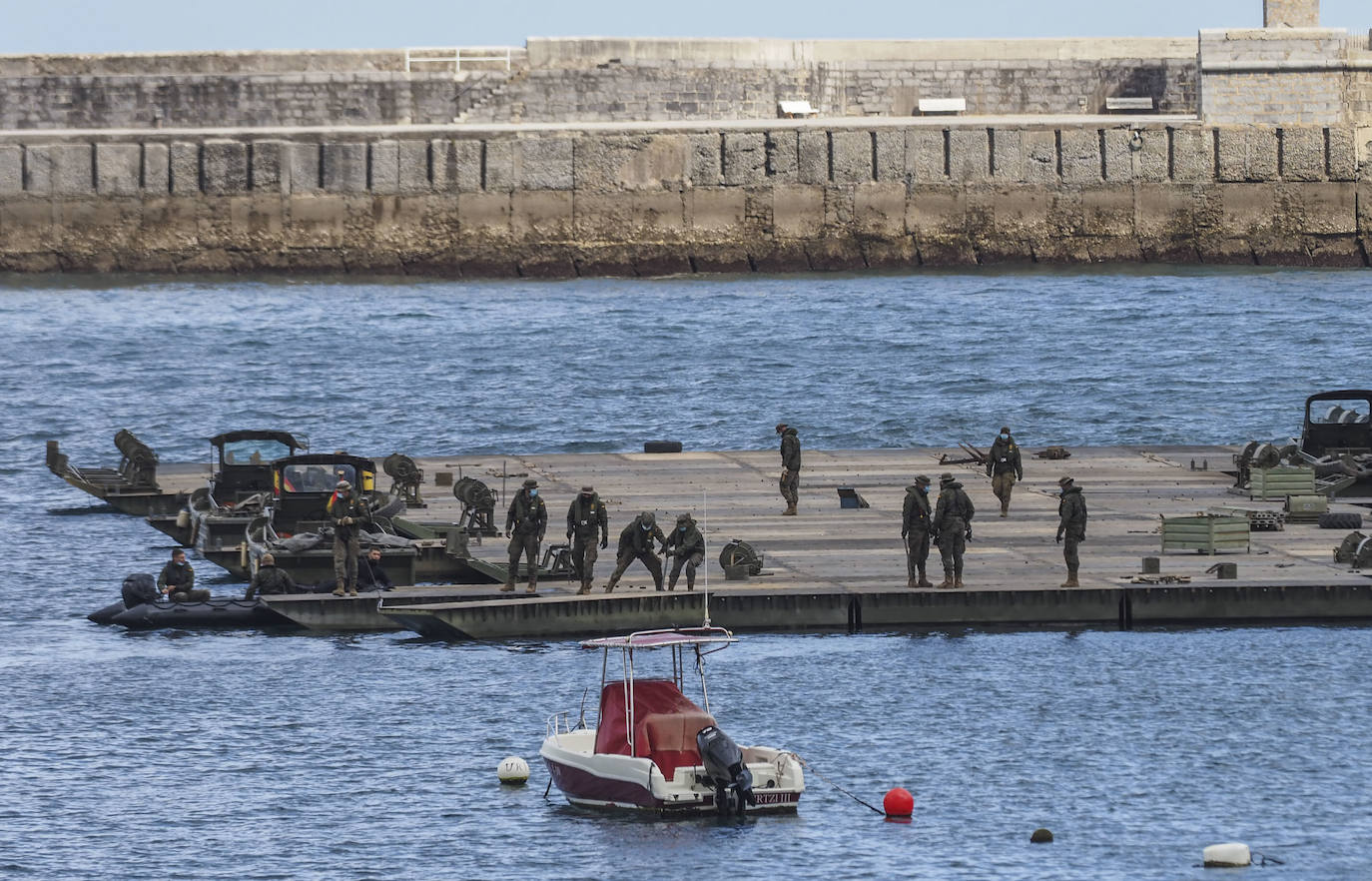 El Regimiento de Pontoneros Número 12 del Ejército de Tierra, de maniobras en Castro Urdiales