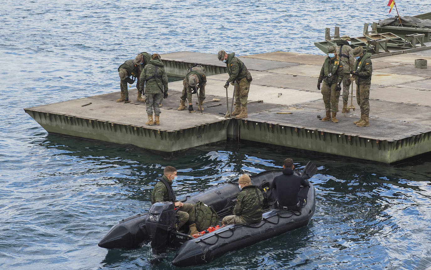 El Regimiento de Pontoneros Número 12 del Ejército de Tierra, de maniobras en Castro Urdiales