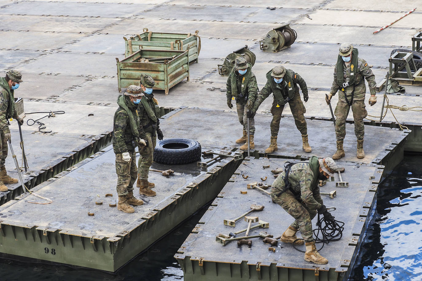 El Regimiento de Pontoneros Número 12 del Ejército de Tierra, de maniobras en Castro Urdiales