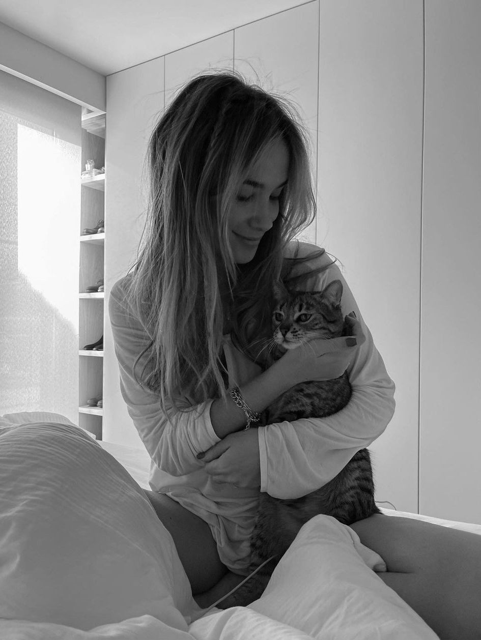 La joven posa feliz con Pluto.