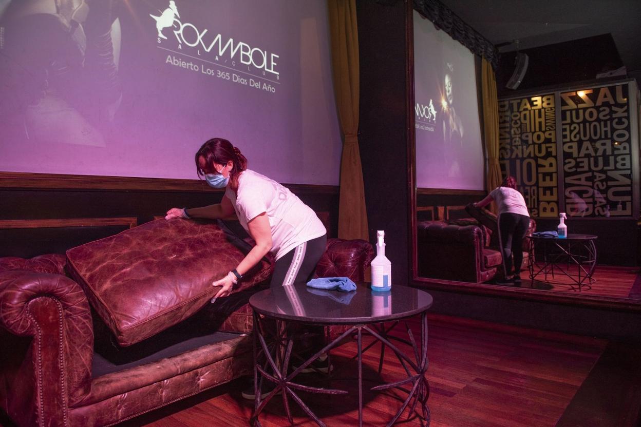 Una empleada adecúa el interior de la sala Rocambole, el pasado mes de junio, en Santander. 