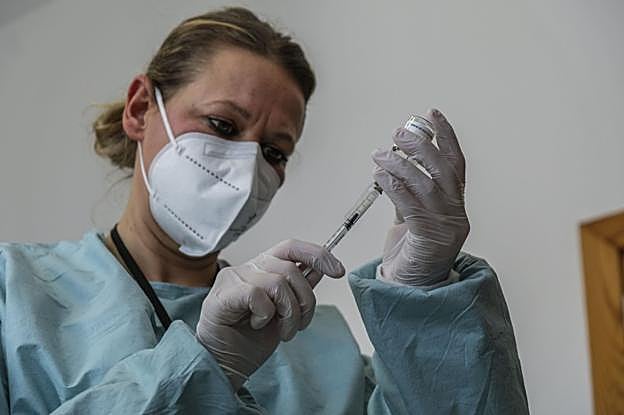 Salud Pública detecta 55 contagios entre los 34.485 vacunados con doble dosis