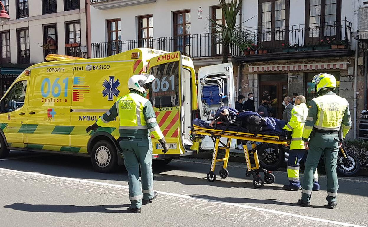 Herido un motorista santanderino tras chocar contra un árbol en pleno centro de San Vicente