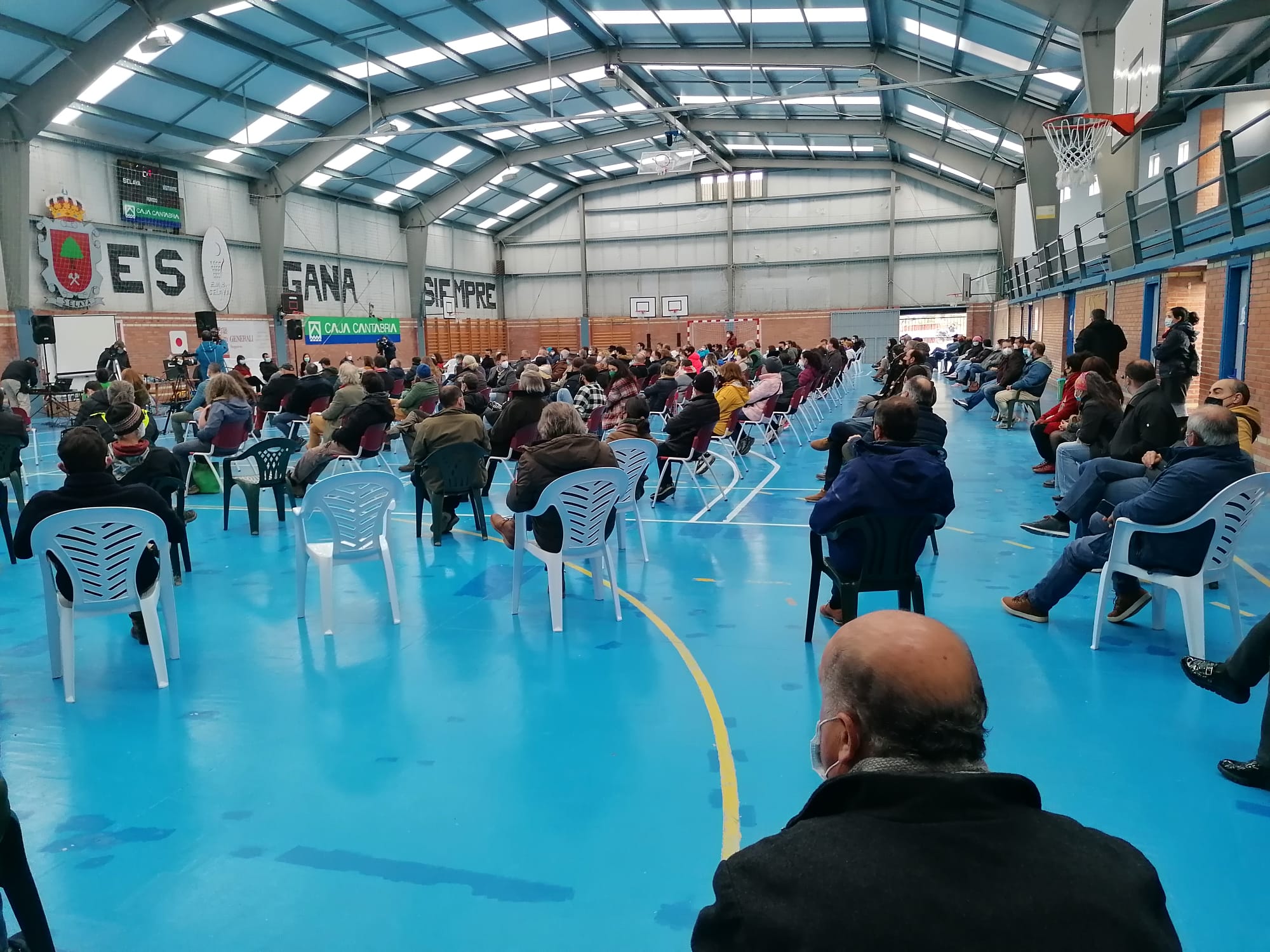 Fotos: 300 personas muestran su rechazo a los parques eólicos en los Valles Pasiegos