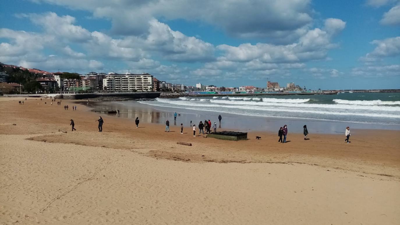 Los soldados retiran partes de los pontones encallados en la cala del Pocillo del Fraile para aligerar la maniobra de retirada de estas estructuras, desprendidas del puerto flotante instalado por el Ejército en unas maniobras desplegadas en Castro Urdiales. Otras piezas han acabado varadas en la playa de Brazomar, generando gran expectación.