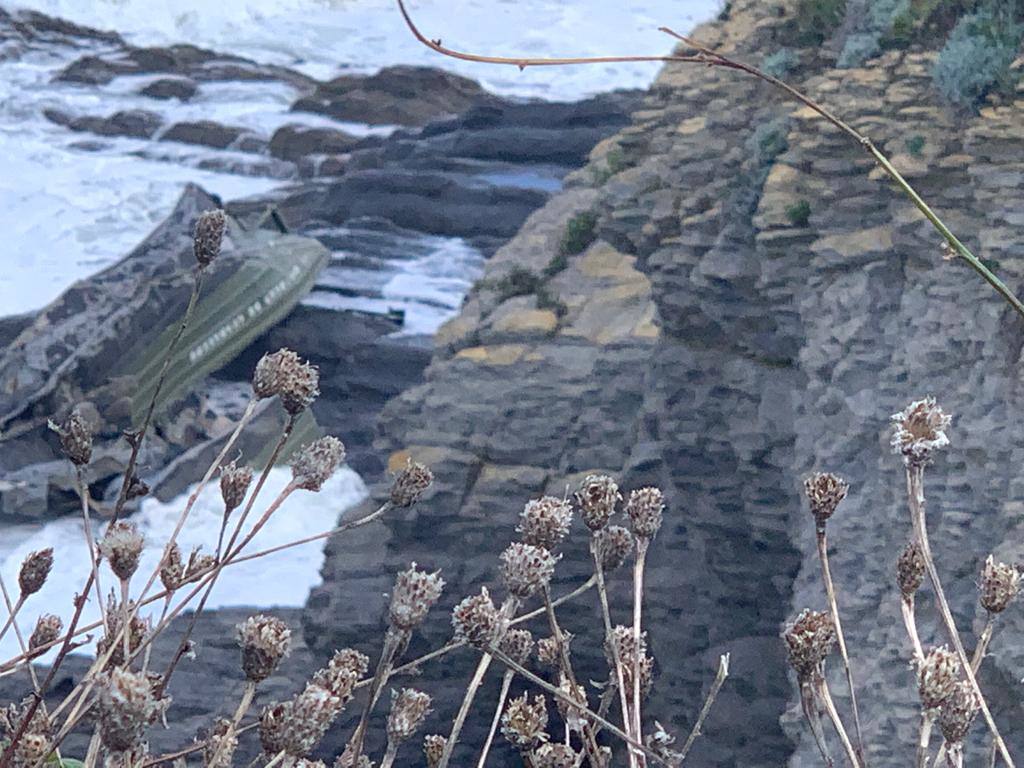 Los soldados retiran partes de los pontones encallados en la cala del Pocillo del Fraile para aligerar la maniobra de retirada de estas estructuras, desprendidas del puerto flotante instalado por el Ejército en unas maniobras desplegadas en Castro Urdiales. Otras piezas han acabado varadas en la playa de Brazomar, generando gran expectación.