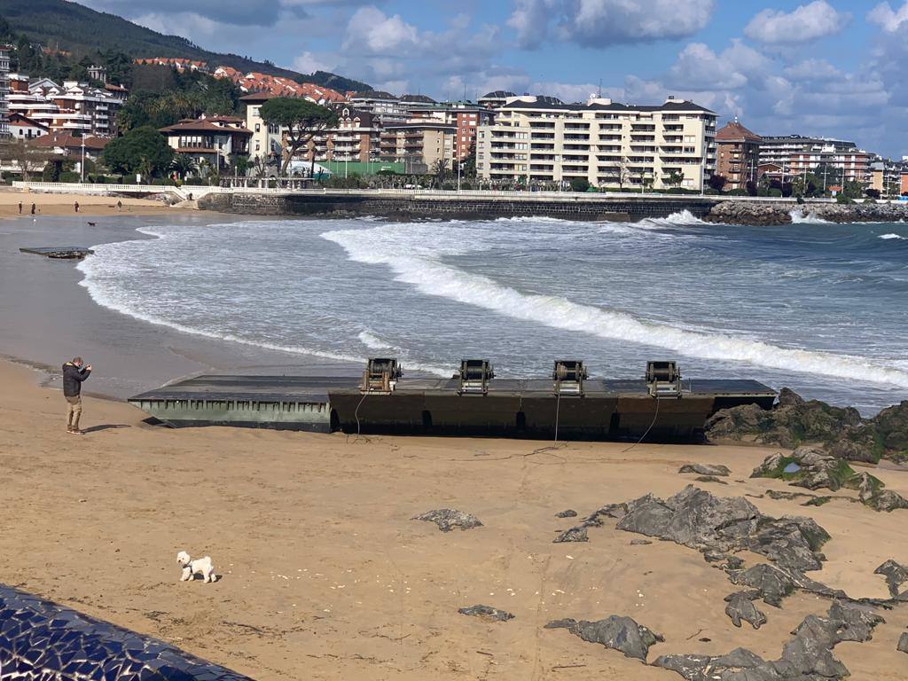 Los soldados retiran partes de los pontones encallados en la cala del Pocillo del Fraile para aligerar la maniobra de retirada de estas estructuras, desprendidas del puerto flotante instalado por el Ejército en unas maniobras desplegadas en Castro Urdiales. Otras piezas han acabado varadas en la playa de Brazomar, generando gran expectación.