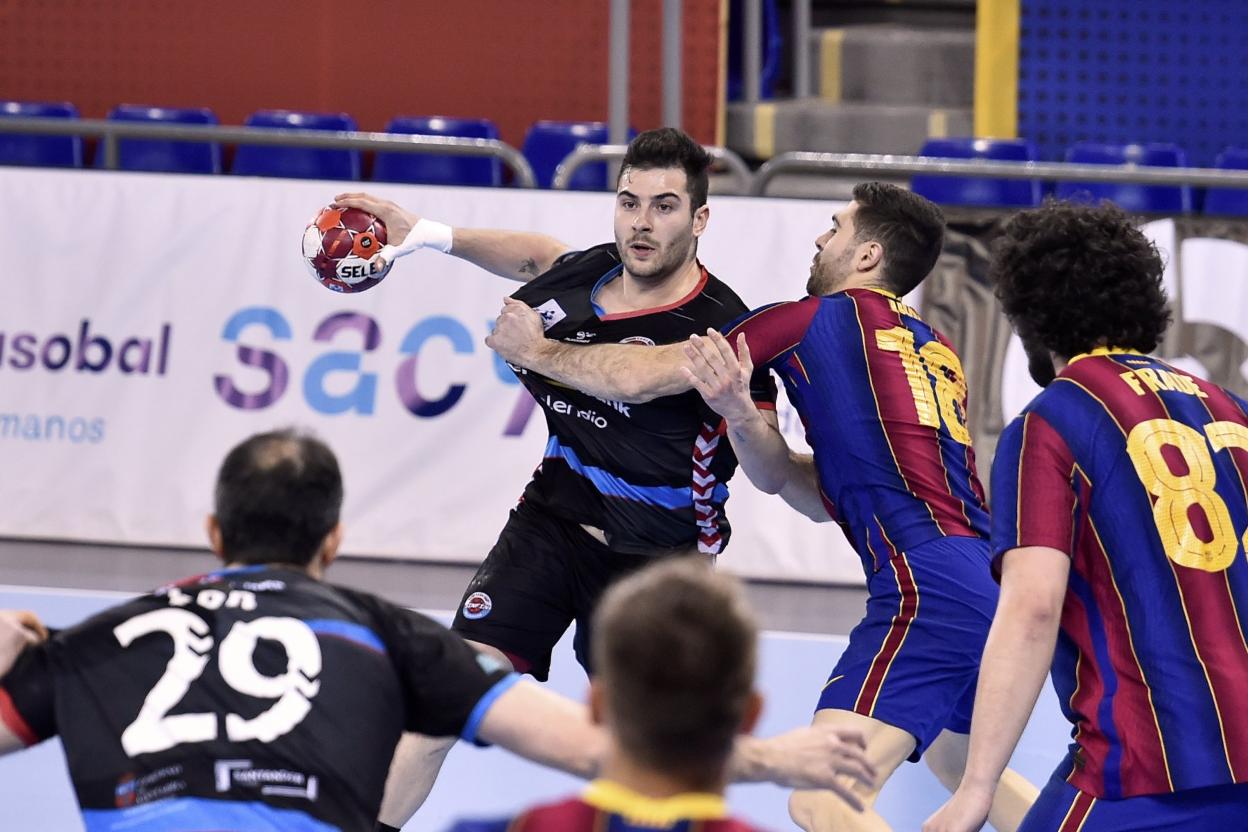 Xavi Castro, del Sinfín, durante el choque ante el Barça. 