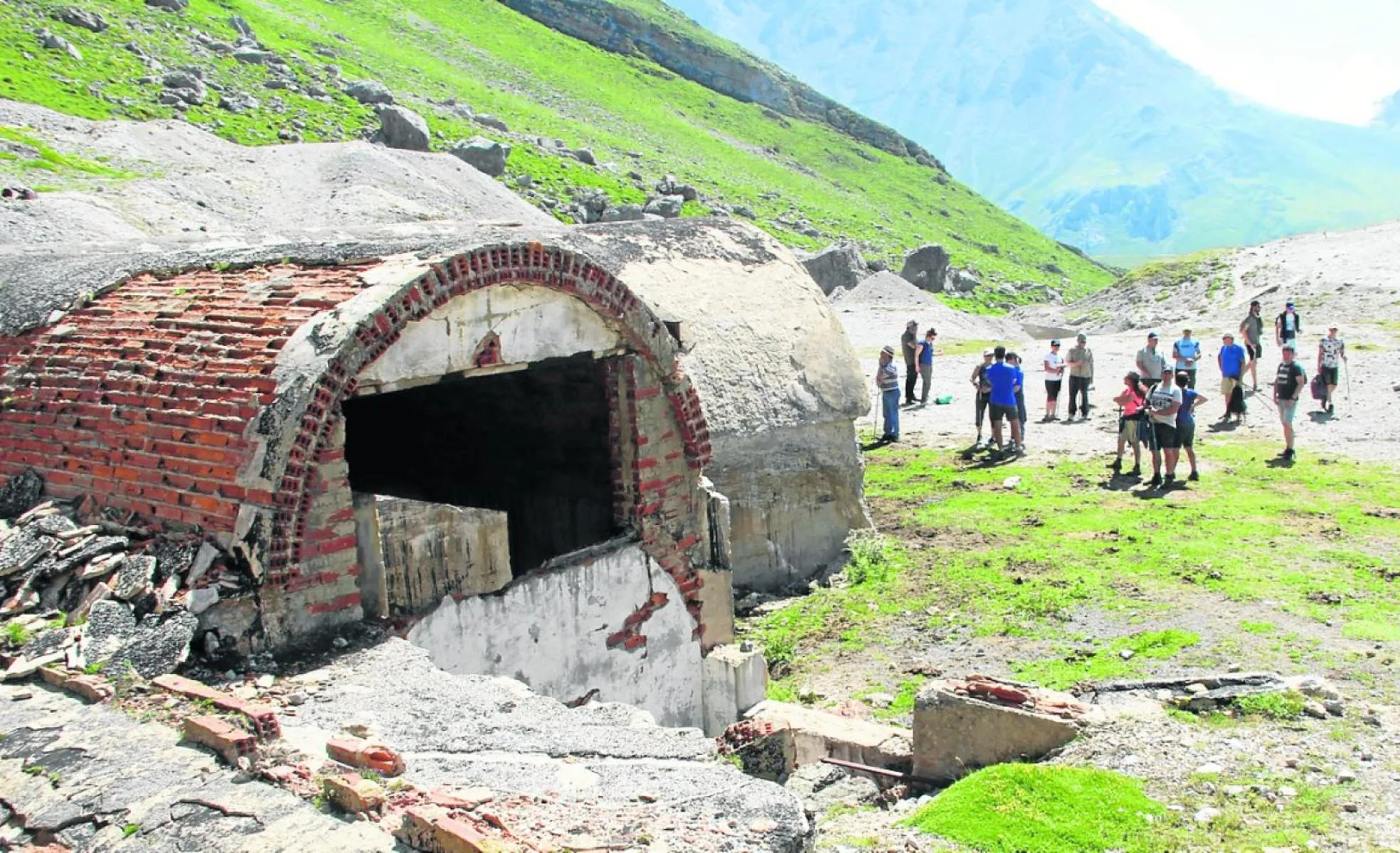 Numerosos turistas se acercan a contemplar los restos de la explotaciónminera situada al pie dela Canal del Vidrio.