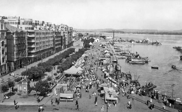 Imagen principal - Arriba, Ferias de Santiago en la calle Castelar. Abajo, otra imagen de Santander y Joaquín Araúna Agenjo.