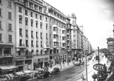 Imagen secundaria 1 - Arriba, Ferias de Santiago en la calle Castelar. Abajo, otra imagen de Santander y Joaquín Araúna Agenjo.