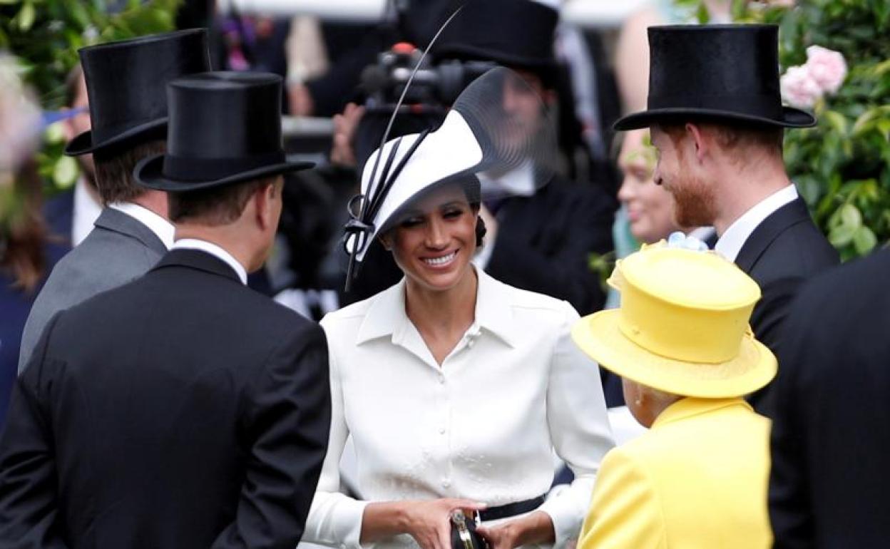 Los duques de Sussex con Isabel II. 