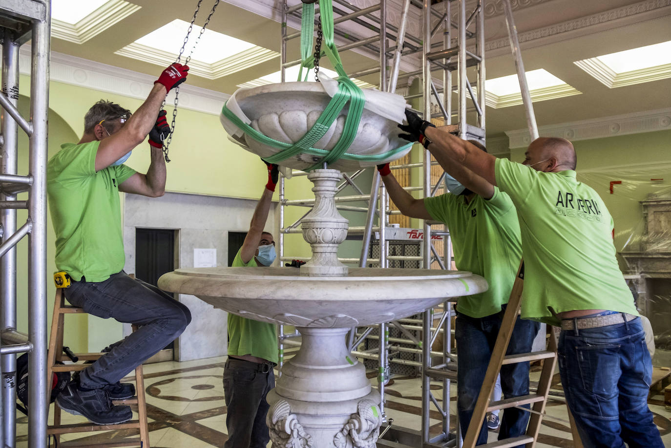 Fotos: Desmontando el histórico inmueble del Banco Santander en el Paseo de Pereda