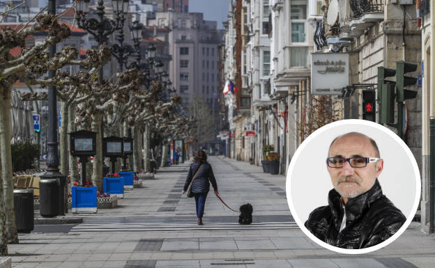 A veces, entre siesta y siesta, porque en casa muchos ratos los pasó leyendo y dormitando, pensó que le hubiera apetecido estar en la calle con sus compañeros fotógrafos de El Diario Montañés, documentando todo lo que estaba pasando. «Seguí todo ese recorrido fotográfico de esos días y hay una imagen, la del Paseo de Pereda vacío, sin tráfico, que me heló el corazón», cuenta uno de los reporteros gráficos más conocidos de la región, ya jubilado. «Hay una foto que recuerdo de una mujer con una gabardina que cruza la carretera al final del paseo, justo antes de llegar a Puertochico. Quienes hemos trabajado en la calle sabemos que aquel vacío es histórico». 