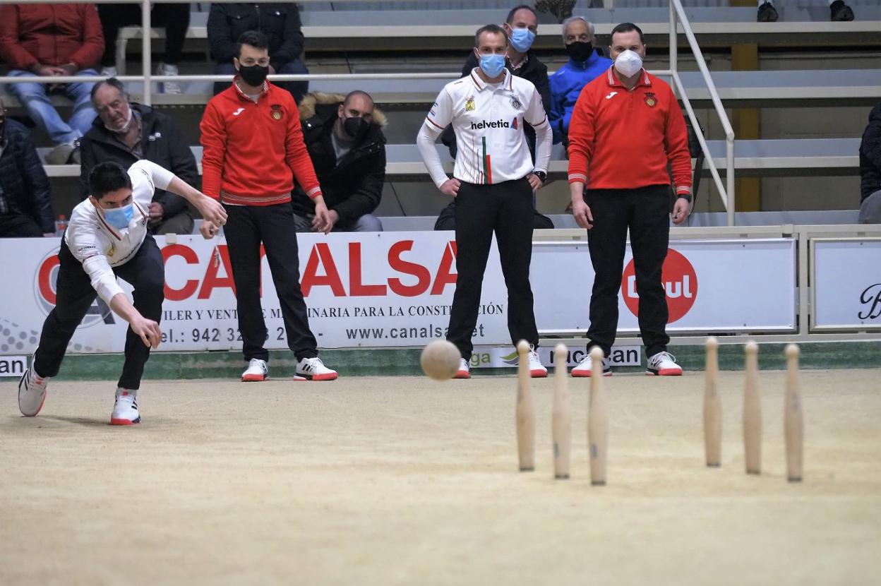 Jairo Arozamena birla para Casa Sampedro, con Pablo Fernández, David Penagos y Alfonso Díaz al fondo. 