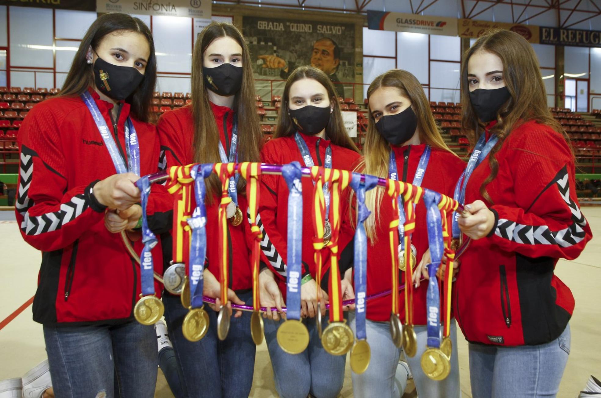 Quinteto histórico. Las gimnastas de la EDM Torrelavega Paula García, Nadia Villalba, Ángela Sanz, María Torices y Celia Fernández posan con sus medallas nacionales.