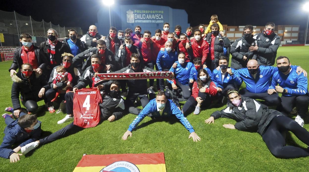 La plantilla y el cuerpo técnico del Laredo posan en San Lorenzo a su llegada a la Villa para celebrar su triunfo y la permanencia en la categoría. 