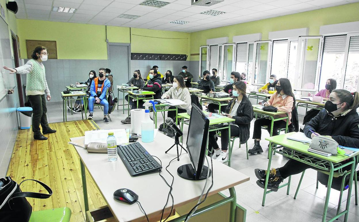 Una de las clases de 2º de Bachillerato del IES Marqués de Santillana, en Torrelavega. 