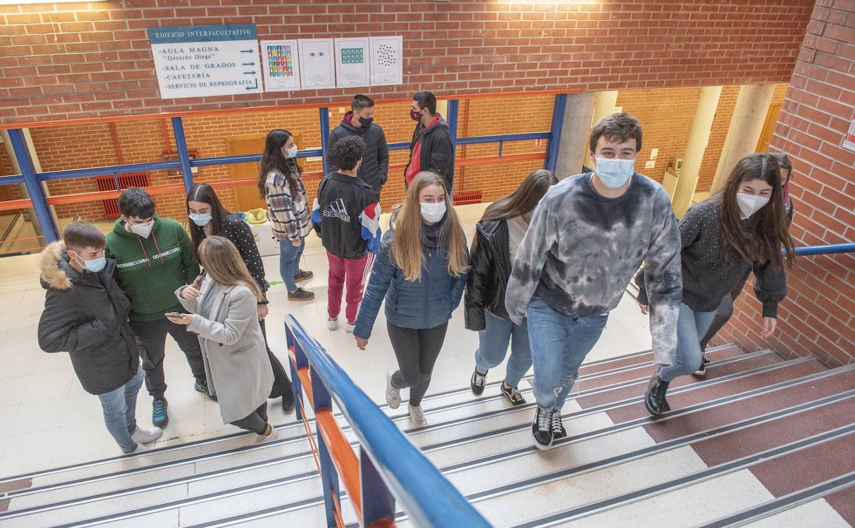 Imagen de archivo de alumnos en el Interfacultativo.