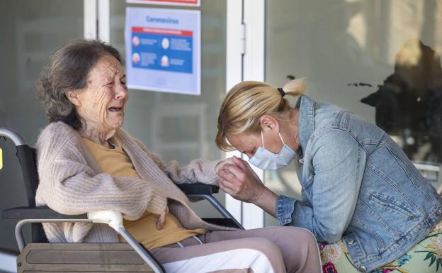 Una mujer se reencuentra con su madre en una residencia de mayores.