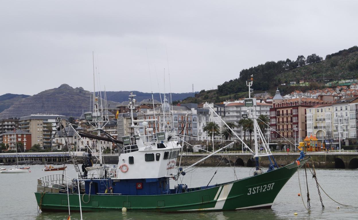 Barco pesquero en el puerto de Castro.