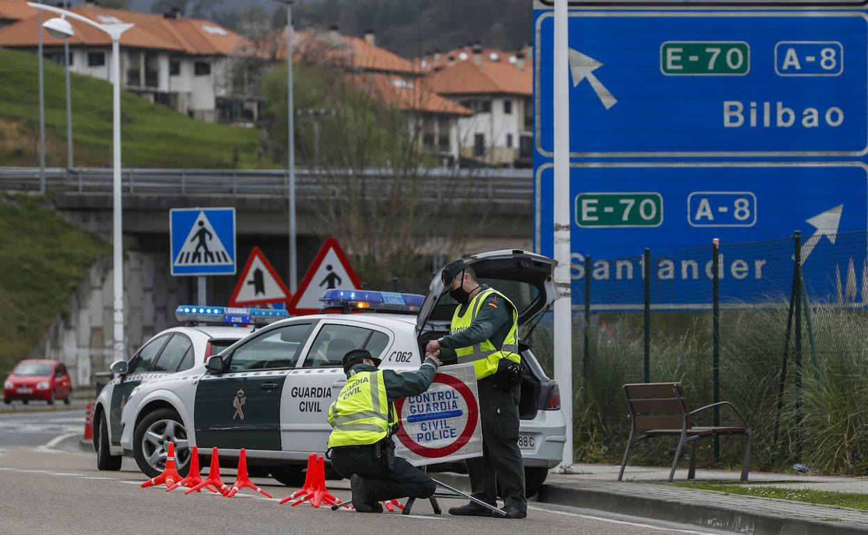 Un control establecido por la Guardia Civil, este pasado fin de semana, en Castro Urdiales.