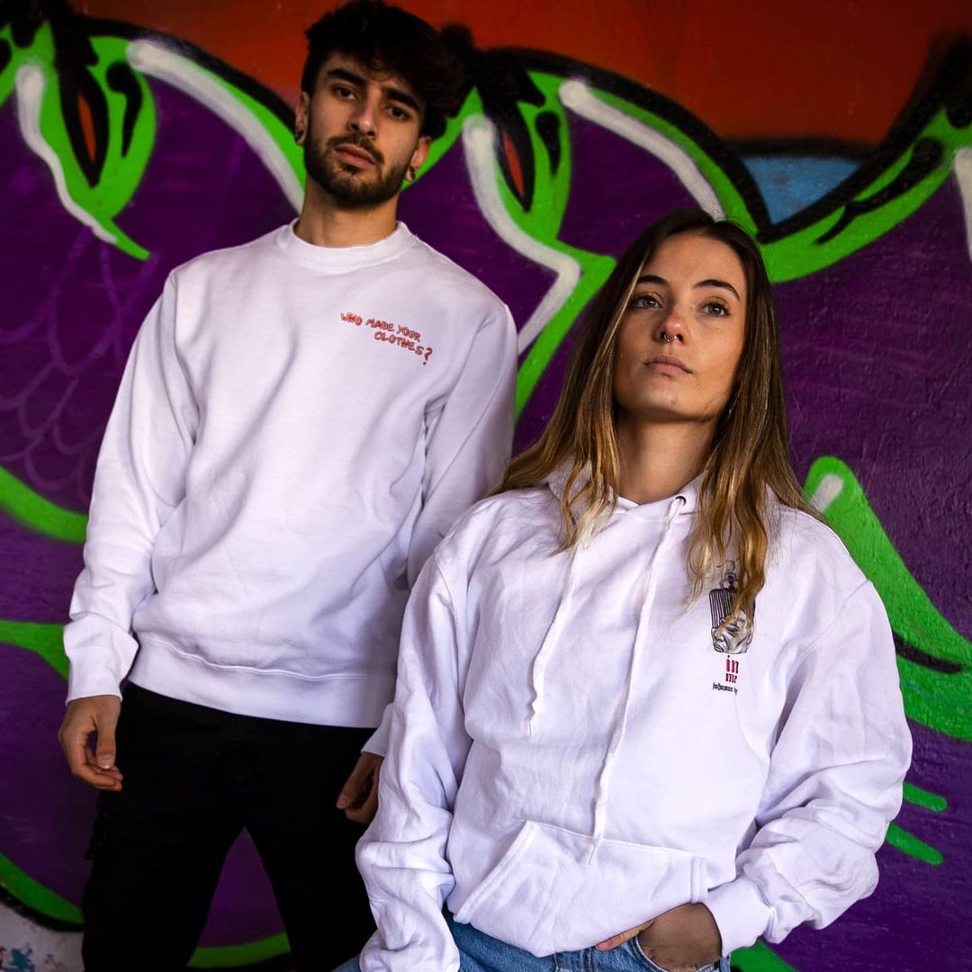 Ella, con sudadera del diseño 'In me', basada en la obra de Johnson Tsang.