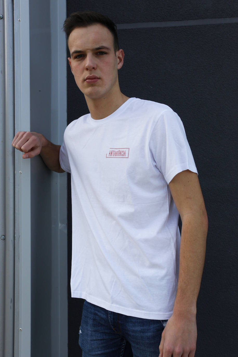 Camiseta 'F**k trends' con su imagen delantera.