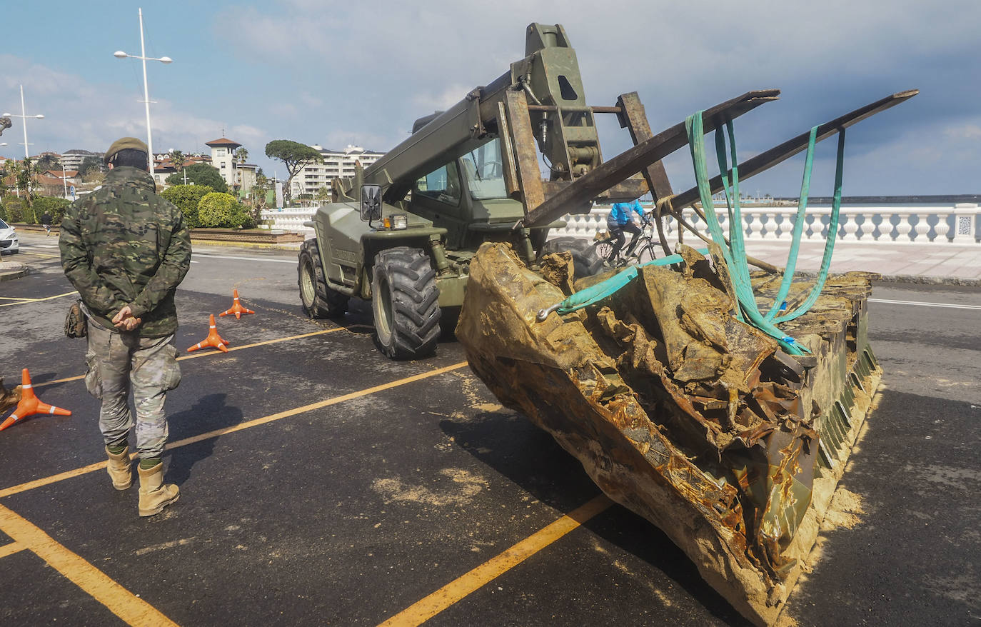 El Ejército de Tierra estudia cómo retirar las piezas del puerto flotante que aún están en la costa de Cotolino y el cargadero de Dícido 