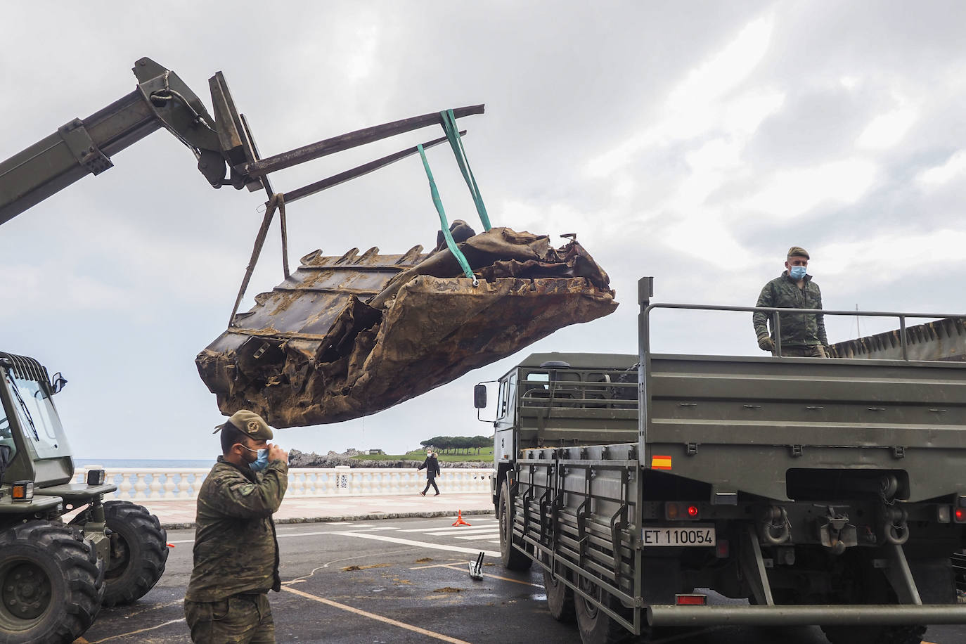 El Ejército de Tierra estudia cómo retirar las piezas del puerto flotante que aún están en la costa de Cotolino y el cargadero de Dícido 