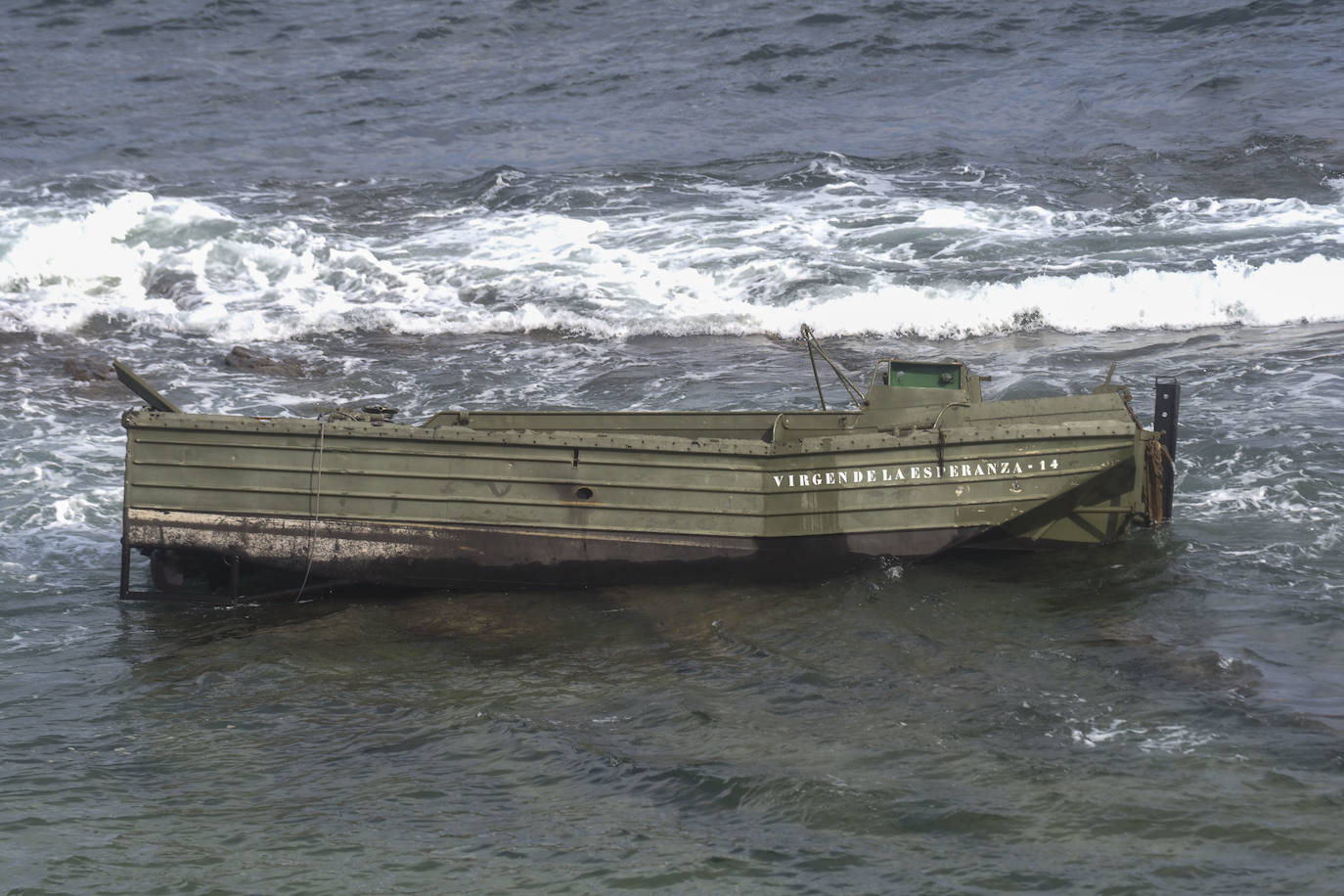 El Ejército de Tierra estudia cómo retirar las piezas del puerto flotante que aún están en la costa de Cotolino y el cargadero de Dícido 