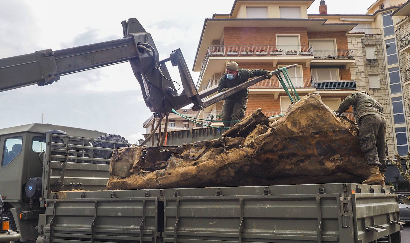 El Ejército de Tierra estudia cómo retirar las piezas del puerto flotante que aún están en la costa de Cotolino y el cargadero de Dícido 